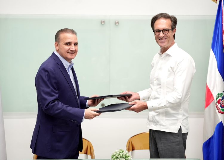El acuerdo, también prevé la realización de investigaciones conjuntas, así como la difusión de programas de becas para fomentar la excelencia académica entre los miembros de Adocem.