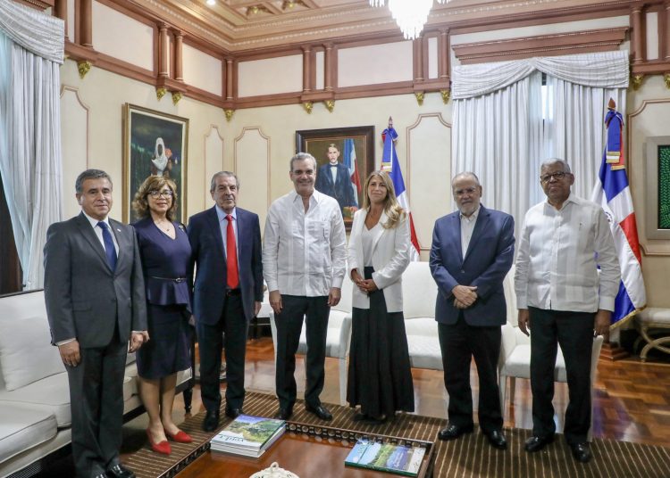 El presidente Luis Abinader y el expresidente chileno Eduardo Frei se reunieron en el Palacio Nacional acompañados de autoridades de ambos países para tratar los puntos en común para un eventual tratado comercial entre ambos países. | Fuente externa.