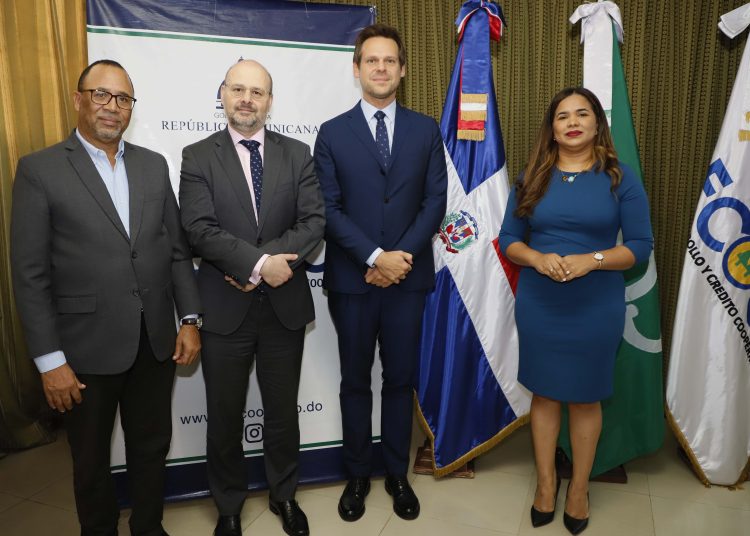 Representantes del FMI y el administrador del Idecoop, Franco de los Santos.