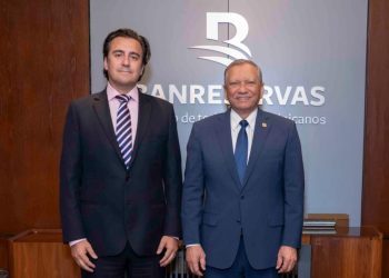 Ricardo Llaudes, jefe de misión del FMI y Leonardo Aguilera, presidente ejecutivo de Banreservas.