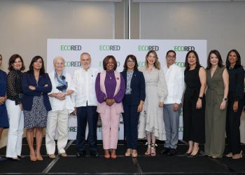 El ministro Miguel Ceara Hatton y directivos de Ecored. | Fuente externa.