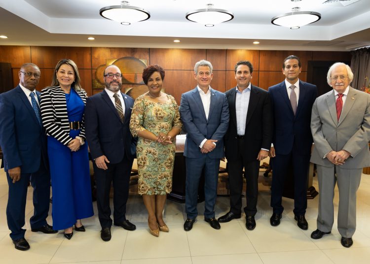 James García Torres y Josefa Castillo junto autoridades de ambas entidades. | Fuente externa.