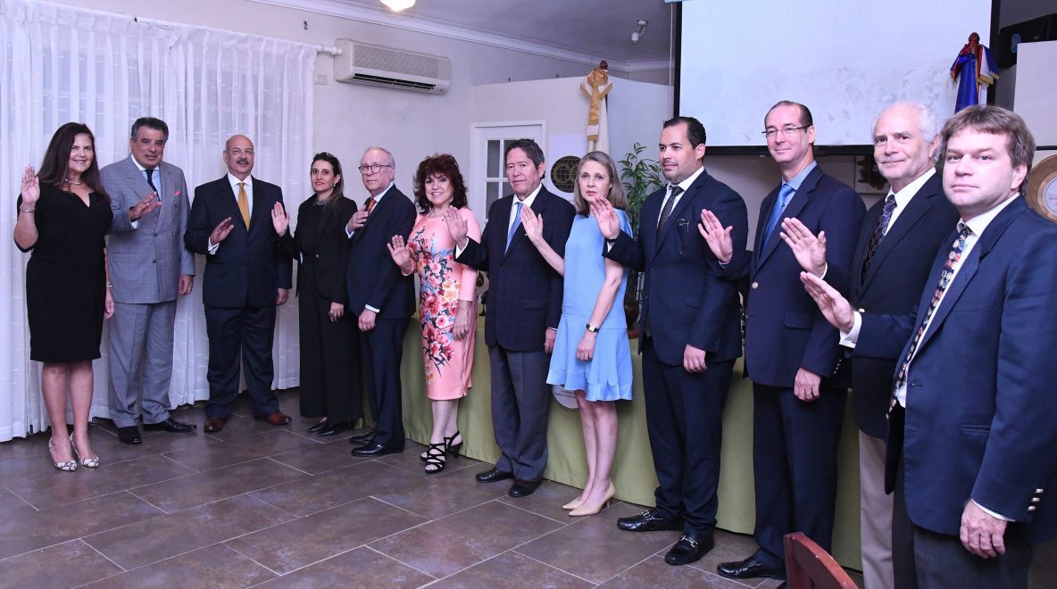 foto 1, juramentación del consejo directivo del cuerpo consular, dirigido por clara reid.