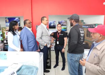 El director ejecutivo de ProConsumidor durante el recorrido realizado por establecimientos comerciales por el Viernes Negro. - Fuente externa.