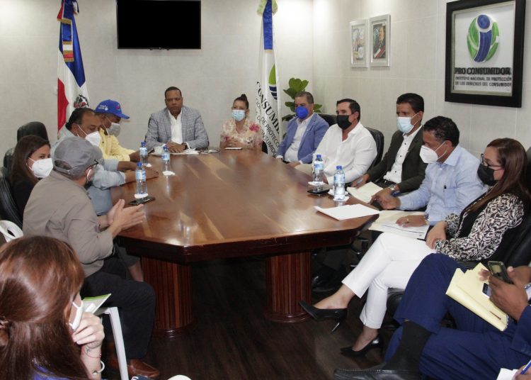 El director ejecutivo de Pro Consumidor, Eddy Alcántara, en la reunión sostenida con productores avícolas.