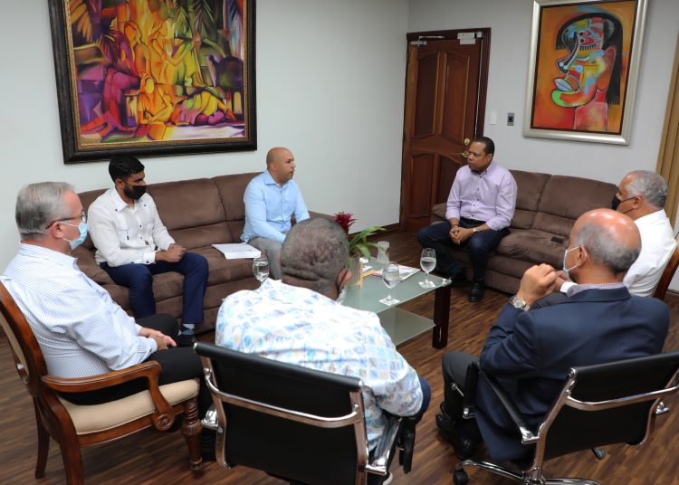 El director ejecutivo de Pro Consumidor, Eddy Alcántara, junto a directivos del Consejo Nacional del Comercio en Provisiones (CNCP).