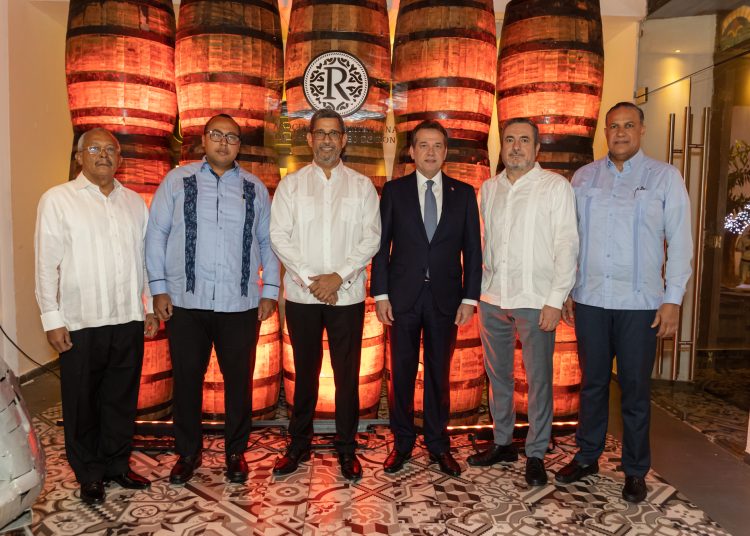 Salvador Ramos; director de Onapi, Lorenzo Ramirez; director del Indocal, Agusto Ramirez; presidente de Casa Brugal, Ito Bisonó; ministro de Industria y Comercio, Alberto Nogueira; director de Barceló y Angel David Taveraz Difo; director del ODAC.