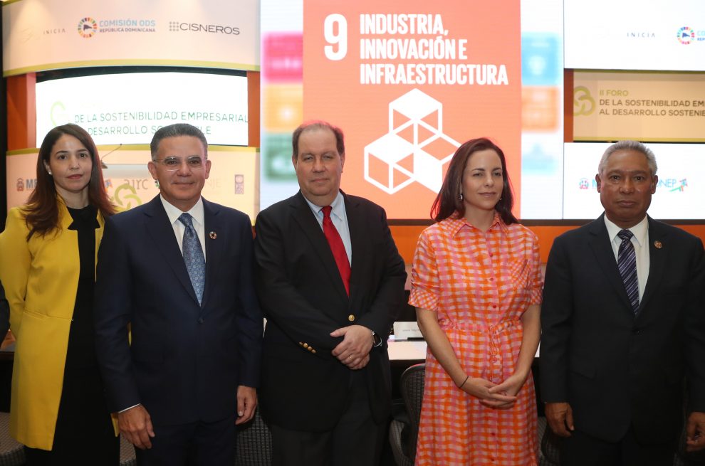foto principal anyarlene bergés, pedro brache, felipe vicini,adriana cisneros e isidoro santana