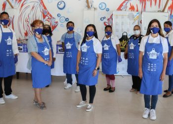 El chef Osvaldo Valerio, Elena Nunziatini, Karla Rojas y Luisa Féliz en compañía de voluntarios.