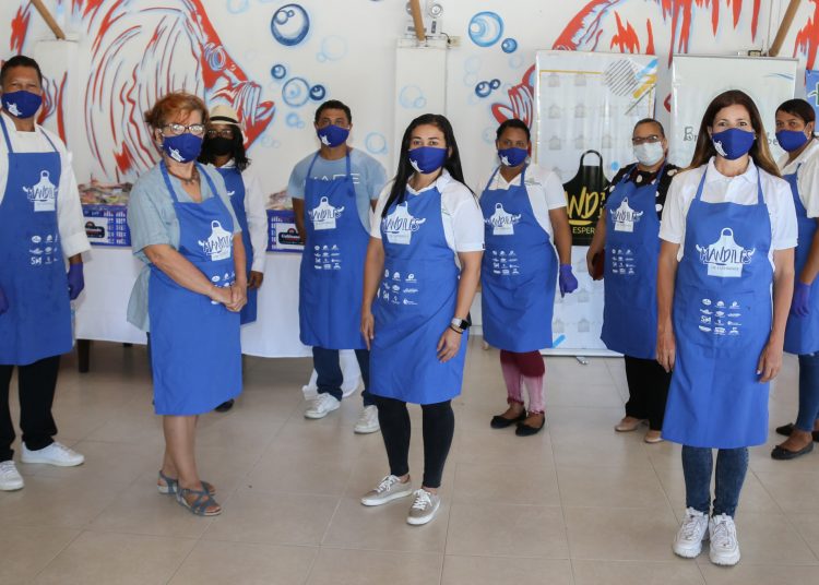 El chef Osvaldo Valerio, Elena Nunziatini, Karla Rojas y Luisa Féliz en compañía de voluntarios.