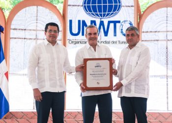 El secretario general de la Organización Mundial del Turismo, Zurab Pololikashvili, entregó una placa de reconocimiento de esa institución al presidente, Luis Abinader y al ministro de Turismo, David Collado, por la rápida recuperación turística del país. | Fuente externa.