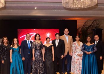La velada reunió a autoridades gubernamentales, legisladores, líderes comunitarios, representantes del sector social y aliados estratégicos de la institución.