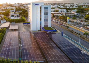 Yara Hernández destaca compromiso de Asociación Cibao con adopción de buenas prácticas de sostenibilidad ambiental.