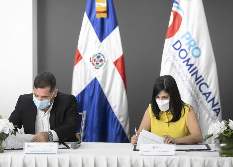 Fahed KR Hilles Korma y Biviana Riveiro Disla.