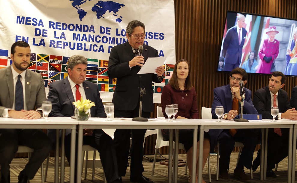 fernando gonzález nicolás, se dirige a los presentes