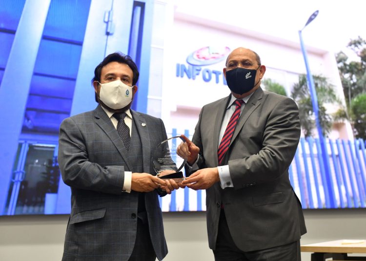 Félix Ulloa Jr. recibió un reconocimiento de manos de Rafael Santos Badía, por su trayectoria en favor de los derechos sociales