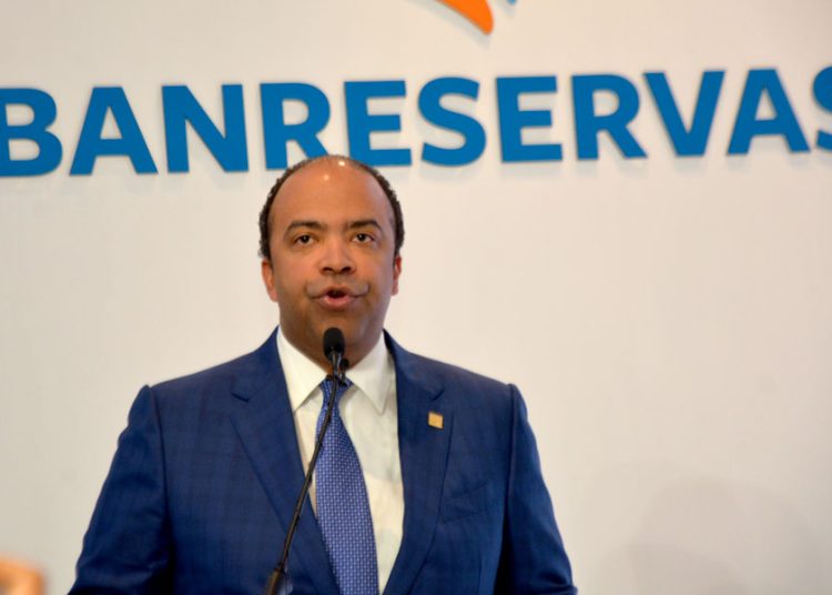 El administrador general de Banreservas, Joel Santos, durante el seminario sobre fideicomisos públicos realizado por la entidad bancaria que dirige. | Lésther Álvarez.