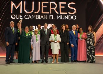 Finalistas y ganadoras del Premio MQCM, junto a la vicepresidente, Raquel Peña, y ejecutivos del BHD. - Fuente externa.