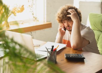 La salud mental puede tener un impacto significativo en las finanzas personales de varias maneras.