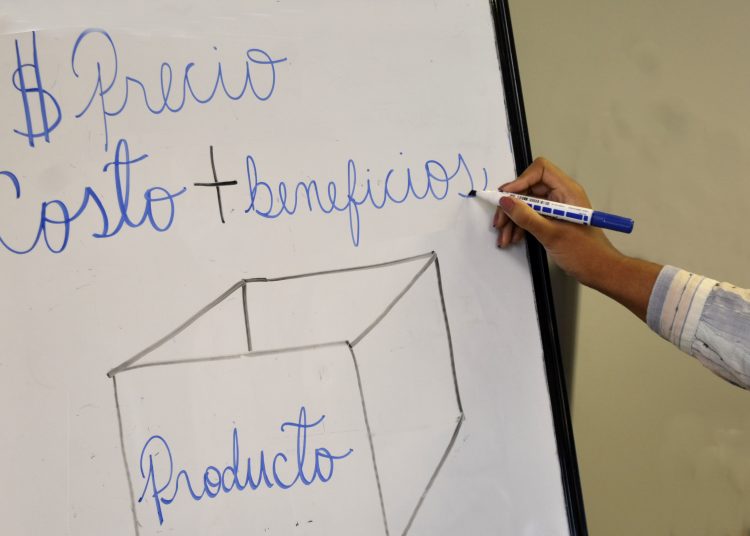 Lo ideal es realizar una investigación del mercado en que se encuentra su emprendimiento para conocer el precio promedio del sector.