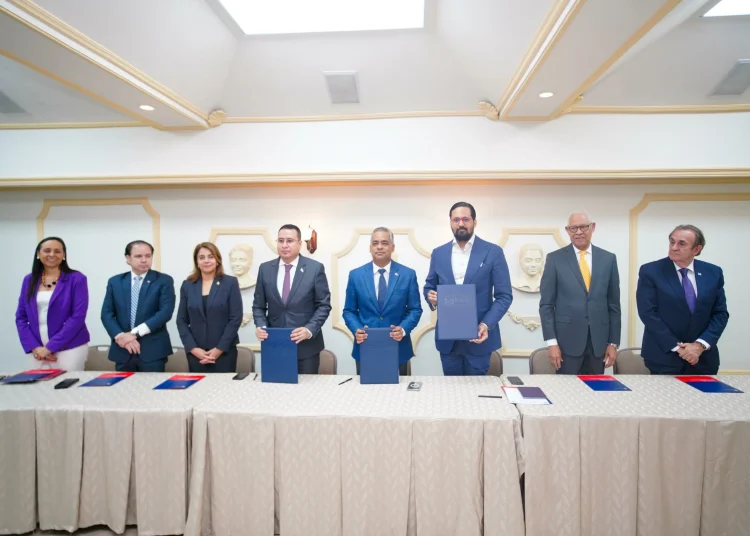 El convenio fue rubricado por el ministro de la Presidencia, Joel Santos Echavarría; e director ejecutivo del Gabinete de Innovación y Desarrollo Digital, Bartolomé Pujals; y el secretario de Estado por Ley en los Despachos de Transparencia y Lucha contra la Corrupción, Jaime Turcios. - Fuente externa.