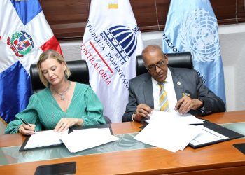 Contralor general de la República, Félix Antonio Santana García y la representante residente del PNUD, Inka Mattila. - Fuente externa.