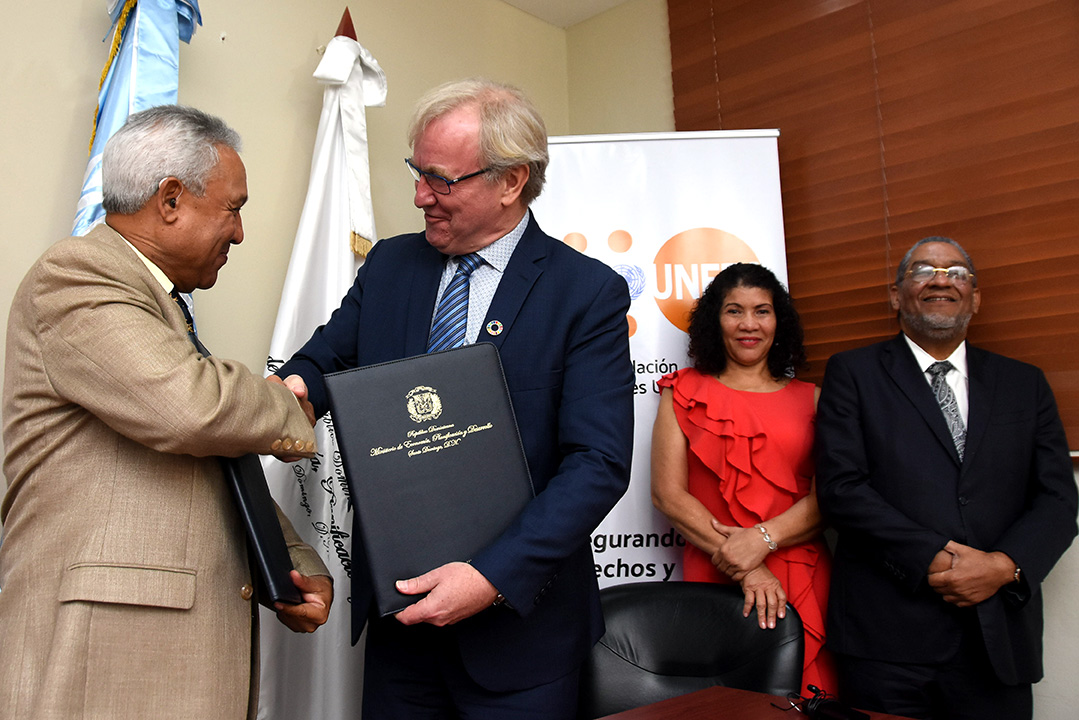firma de acuerdo mepyd y unfpa 03