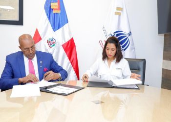 Contralor general de la República, Félix Santana García, y la presidenta de la Asociación Dominicana con Síndrome de Down (Adosid).- Fuente externa.