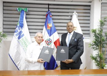 Contralor general de la República, Félix Santana García, y el director general del Ign-Jjhm, Bolívar Matías Troncoso Morales.- Fuente externa.