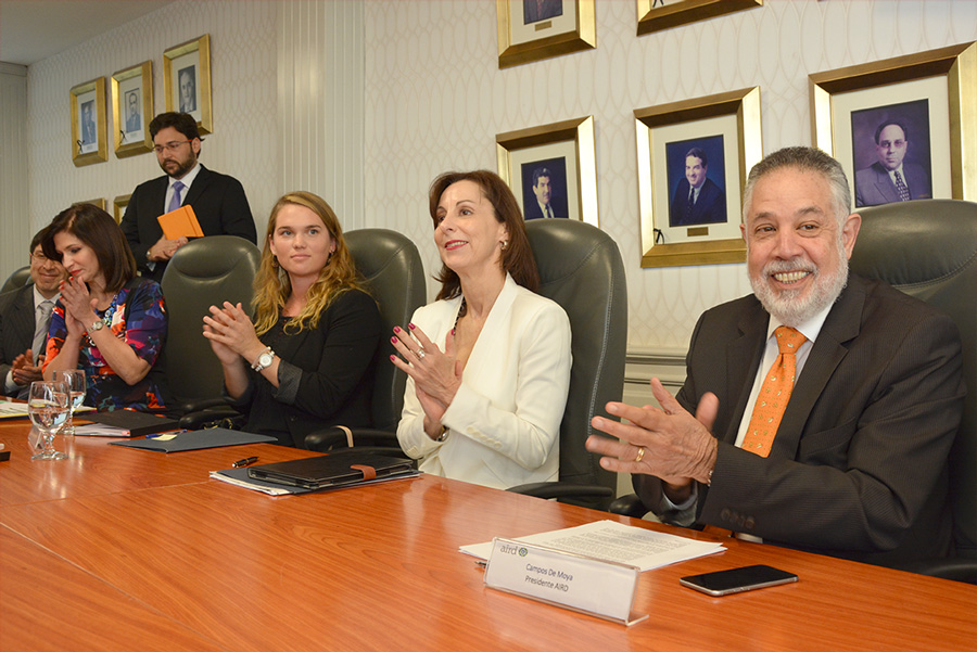 firma de convenio sobre eficiencia energética, aird con la fundacion chile y el banco interamericano de desarrollo