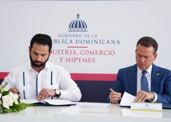 Firma del acuerdo entre el Ministerio de Industria y Comercio y Phillis Morris. - Fuente externa.