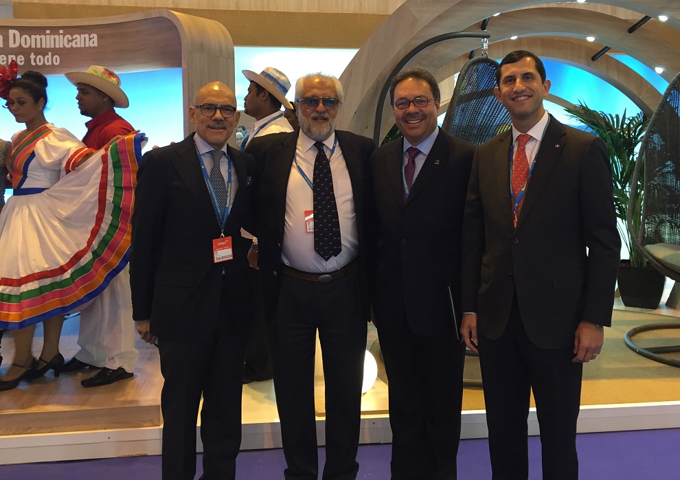 Los principales ejecutivos de CEPM, Rolando González Bunster y Roberto Herrera, con Simón Suárez, presidente de Asonahores y Jorge Jasson, director de InterEnergy.