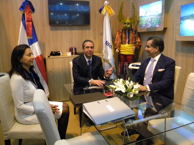 El ministro de Turismo, Francisco Javier García, junto con Isabel Vásquez, directora de Turismo de RD en Madrid, en una reunión con el empresario Carlos José Martí, presidente de Martí Petroleum Group.