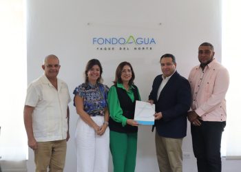 El Plan Sierra y el Fondo Agua Yaque del Norte firman convenio para impulsar la iniciativa.