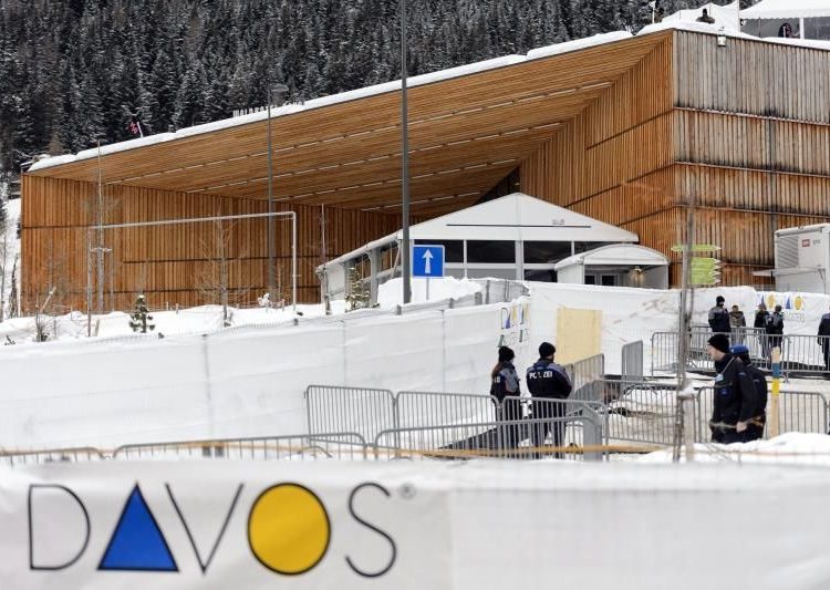 Miembros de las fuerzas de seguridad suizas se congregan en la sede del Foro Económico Mundial en Davos, Suiza. | Laurent Gillieron, EFE.