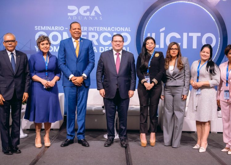 Representantes del Ministerio Público, DGA, DGII, UAF-RD, ProConsumidor y ProCompetencia, presentes en el panel.- Fuente externa.