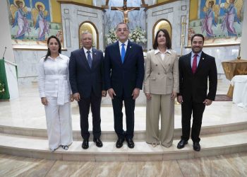 Leonardo Aguilera, presidente ejecutivo de Banreservas, estuvo acompañado en el oficio religioso por Ian Rondón, vicepresidente ejecutivo de AFI Reservas y miembros de los organismos directivos de esa entidad.