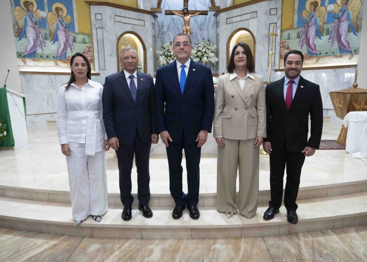Leonardo Aguilera, presidente ejecutivo de Banreservas, estuvo acompañado en el oficio religioso por Ian Rondón, vicepresidente ejecutivo de AFI Reservas y miembros de los organismos directivos de esa entidad.
