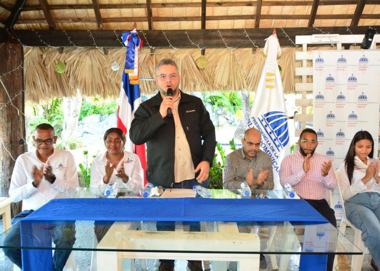Durante un acto celebrado en el Municipio de San Antonio de Guerra, el Lic. Hecmilio Galván liberó simbólicamente en una laguna unos 500 alevines.- Fuente externa.