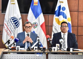 La normativa establece la obligatoriedad del cumplimiento de las normas laborales y de seguridad social por parte de los proveedores en la ejecución de contratos públicos.