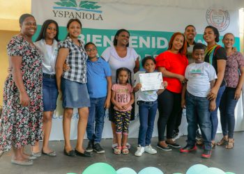 Estudiantes, maestros, familias y miembros de la comunidad de Los Minas, al concluir la primera fase del programa. - Fuente externa.