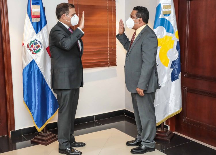Juramentación de Carlos Pimentel como director General de Contrataciones Públicas.