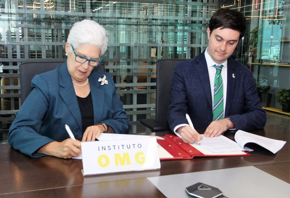 foto 1 belkis guerrero villalona y maxwell irving, firman el acuerdo. (1)