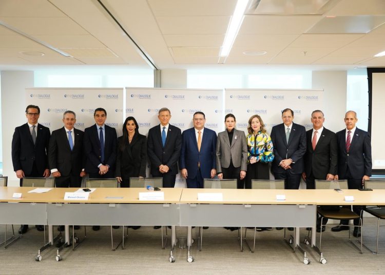 César Dargam, William Malamud, Manuel Orozco, Francesca Rainieri, Roberto Álvarez, Yayo Sanz Lovatón, María Isabel Castillo, María Waleska Álvarez, Steven Puig, Juan Velázquez y Edwin de los Santos.