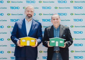 Los presidentes de Banco Caribe y Techo RD, Dennis Simó Alvarez y Miguel Cunillera, con las alcancías de colecta.