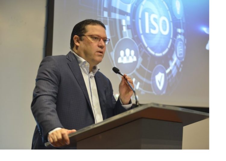 Eduardo-Sanz-Lovaton, recibe certificación ISO para Aduanas. Fuente externa.