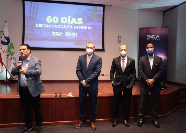 Eduardo Sanz Lovatón acompañado de subdiretores de la DGA.