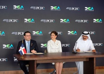 Eduardo Sanz Lovatón; la vicepresidenta de la República, Raquel Peña, y el sultán Ahmed Bin Sulayem.