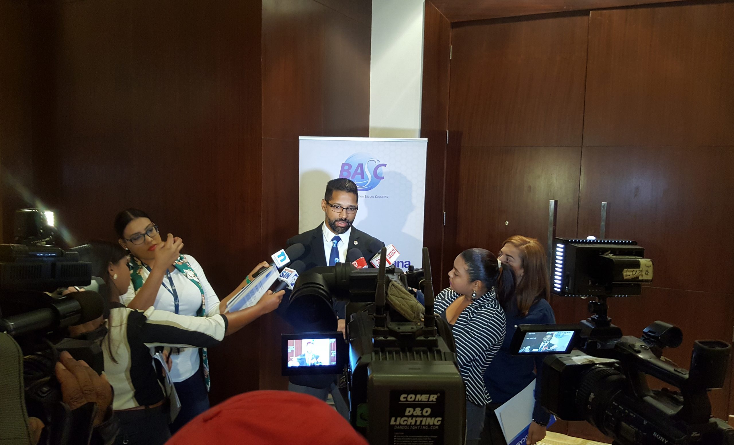 foto 1, el director ejecutivo de basc dominicana, omar castellanos, conversa con periodistas.