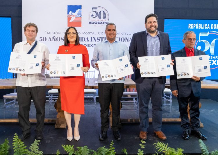 Elizabeth Mena, Erick Guzmán y otros directivos muestran las estampillas.